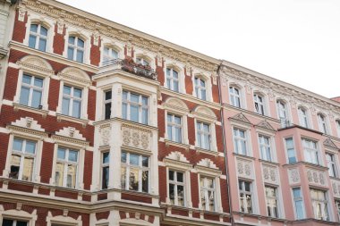 beyaz parçalı kırmızı ve pembe yüzlü binalar