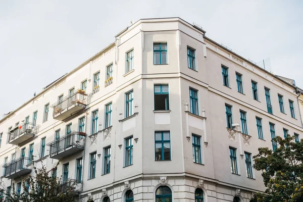 Berlin, Almanya 'da beyaz köşe binası.