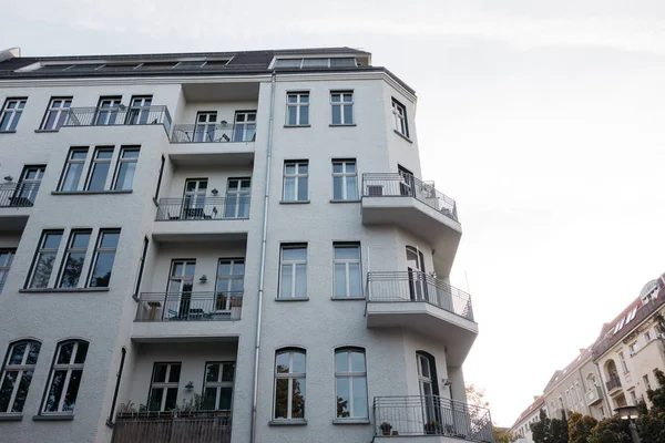 Beaux Grands Bâtiments Dans Une Rue Avec Une Lumière Soleil — Photo