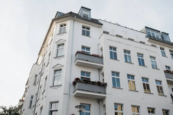 Λευκό Γωνιακό Κτίριο Στη Γερμανία — Φωτογραφία Αρχείου