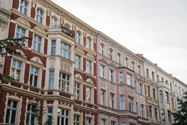 Rode Roze Witte Rij Huizen Met Gedetailleerde Witte Stukken — Stockfoto