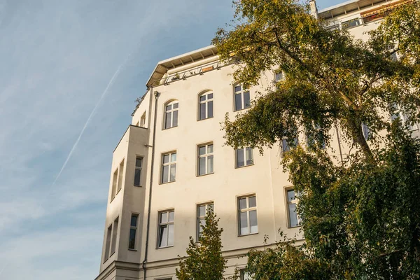 Edifício Canto Amarelo Com Cores Limpas Árvore — Fotografia de Stock