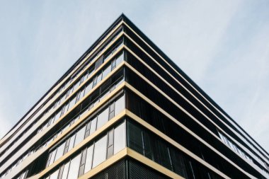 Modern köşe ofis binasının detaylı görüntüsü