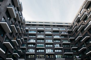 Beyaz balkonlu siyah modern mimari