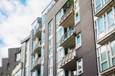 Gri ve modern tuğla bina