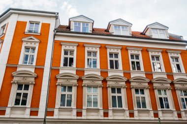 Beyaz sıva ile kırmızı yüzlü tuğla bina