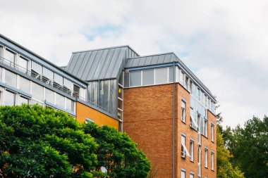 Bulutlu bir günde Berlin 'deki tipik bir ofis binası