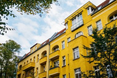 Sonbaharda Berlin 'de sarı ev
