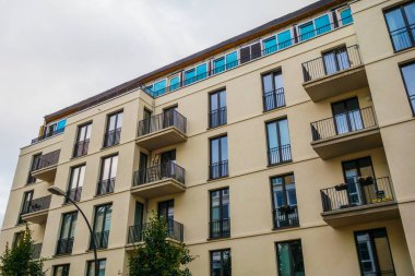 Sarı modern apartman dış görünüşü