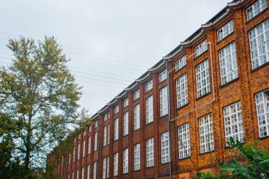 kahverengi tuğla sanayi binası