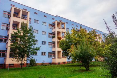 Turuncu balkonlu mavi daire.