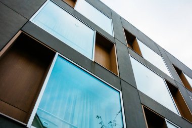 Büyük pencereli gelecekçi cephenin düşük açılı görünümü