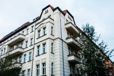 Düşük açılı beyaz köşeli bina