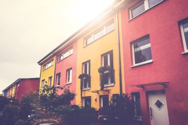 Sıcak güneş ışığı olan kırmızı ve turuncu konaklar