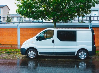 Yağmurda direkten nakliye aracı