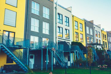 Yeşil arka bahçeli modern kasaba evleri