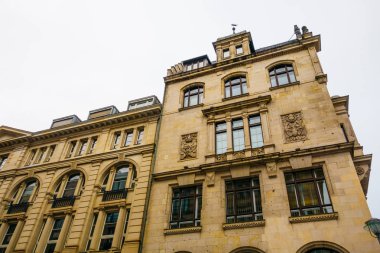 Düşük açı görünümlü tarihi mermer bina