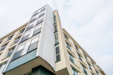 Düşük açılı modern apartman kompleksi