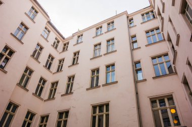 Tipik Alman apartmanı arka bahçesi.