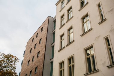 Modern tuğla eski bir beyaz evin yanında.