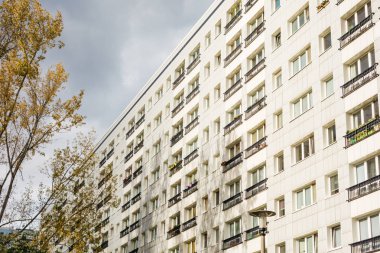 Sonbaharda büyük bir plattenbau binası.