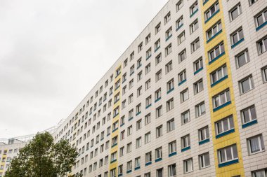 beyaz ve sarı plattenbau binası