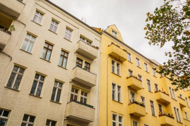 Sonbaharda düşük açılı evler