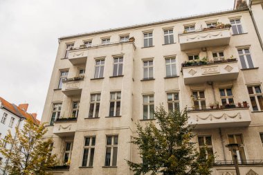 Berlin 'deki eski apartman.