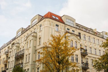 Sonbaharda Berlin 'de büyük bir köşe bina.