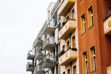 Modern apartman, eski dairenin yanında.