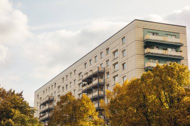 Plattenbau gökyüzü bulutlu sonbaharda inşa edilir.