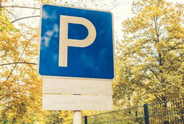 Sonbahar arkaplanındaki park trafik işareti