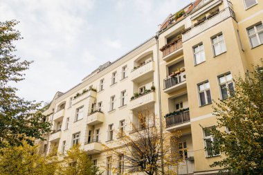 Sonbahar manzaralı turuncu apartman evleri