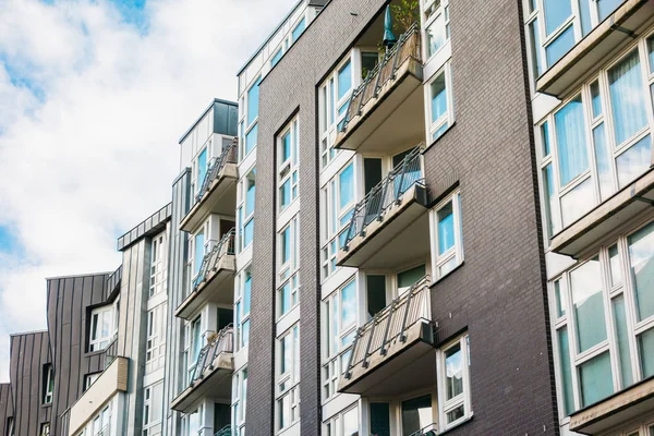 Gri ve modern tuğla bina