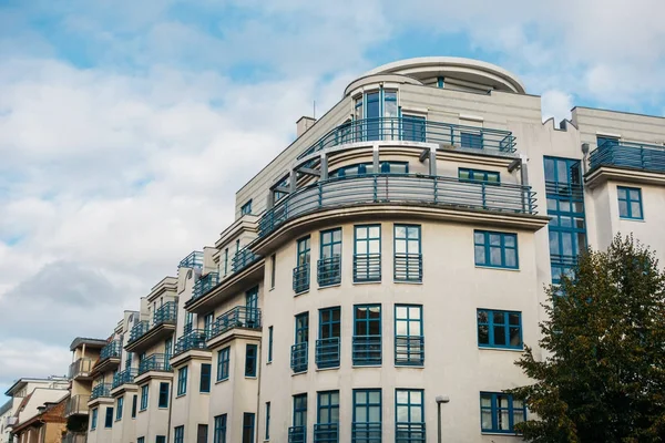 Beyaz cepheli ve mavi gökyüzlü modern köşe binası