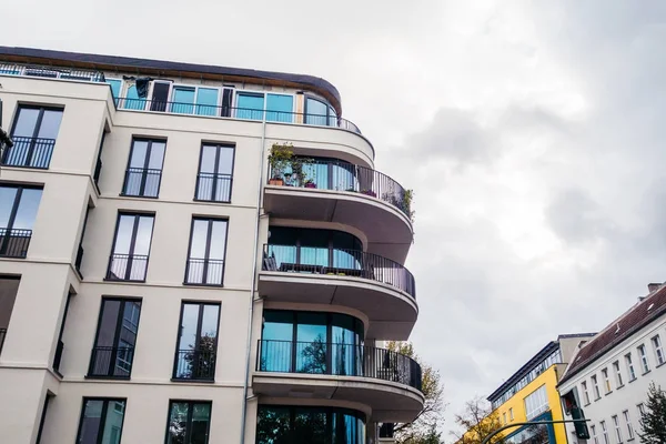 Moderno Edificio Apartamentos Con Fachada Balcón Curvado — Foto de Stock