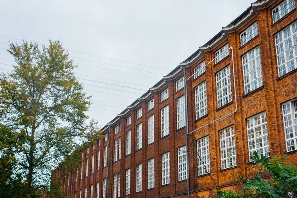 kahverengi tuğla sanayi binası