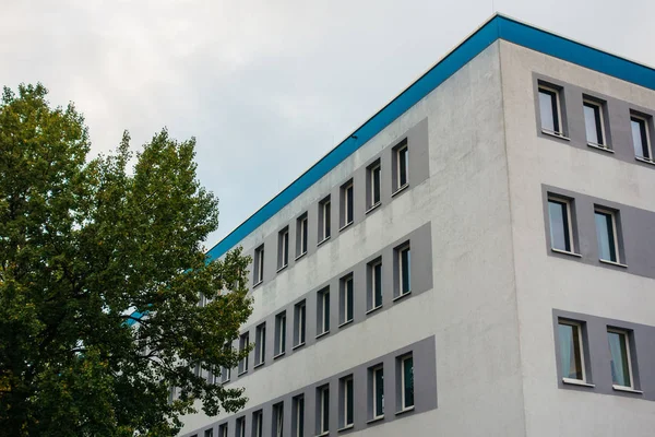 Edificio Oficinas Típico Día Nublado — Foto de Stock