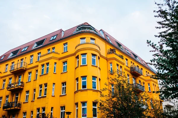 turuncu ve koyu ağaçlı büyük köşeli ev