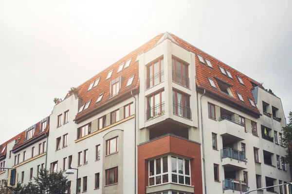 Sıcak mercekli modern köşe binası