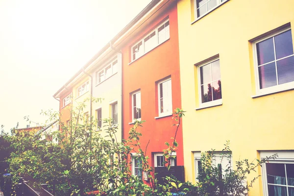 Parlak güneş ışığında güzel evler