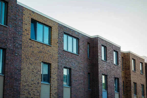 Akşamları tuğlalı evler