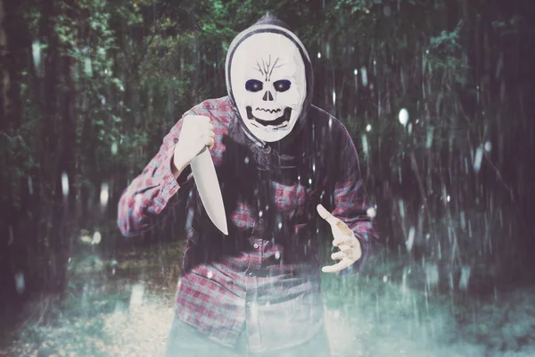 Retrato Assustador Homem Usando Máscara Assustadora Segurando Faca Enquanto Está — Fotografia de Stock