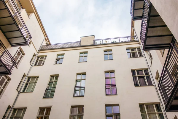 Çelik balkonlu beyaz apartman.