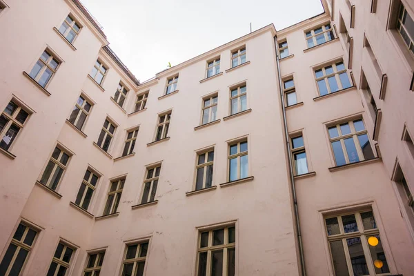 Tipik Alman apartmanı arka bahçesi.