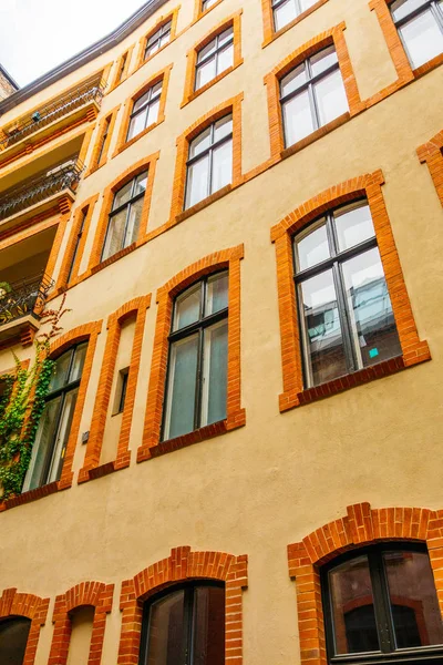 Tuğla süslemeli eski sanayi binasının yüksek biçimli resmi