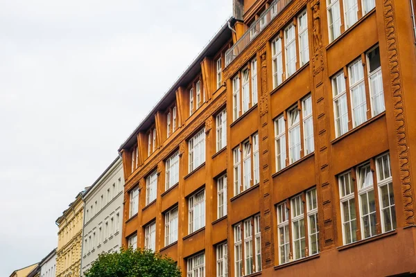 Tijolo Apartamentos Edifícios Uma Fileira Berlin Dia Nublado — Fotografia de Stock