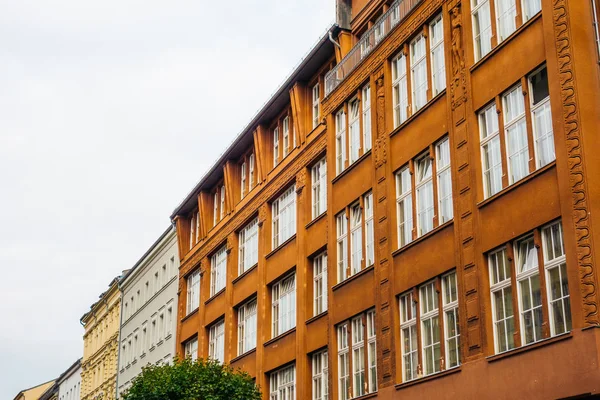 Bulutlu bir günde Berlin 'de üst üste tuğla ve apartman binaları