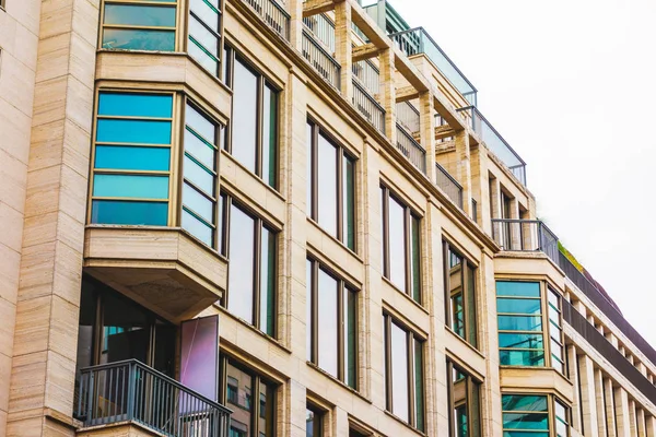 Mermer cepheli ve renkli pencereli lüks apartman dairesi