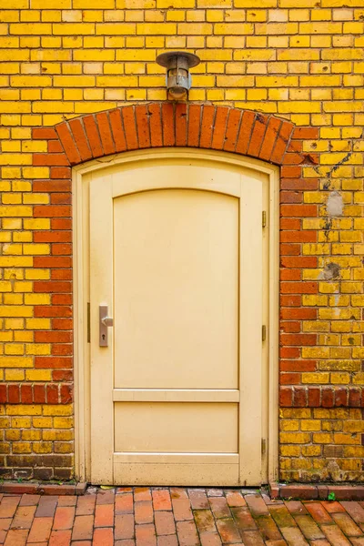 Старая Промышленная Дверь Кирпичном Здании — стоковое фото